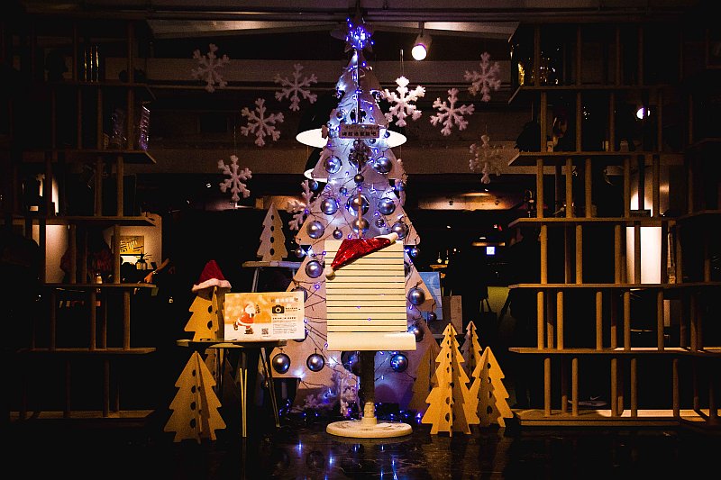 台北西門町意舍酒店手造桌椅聖誕樹